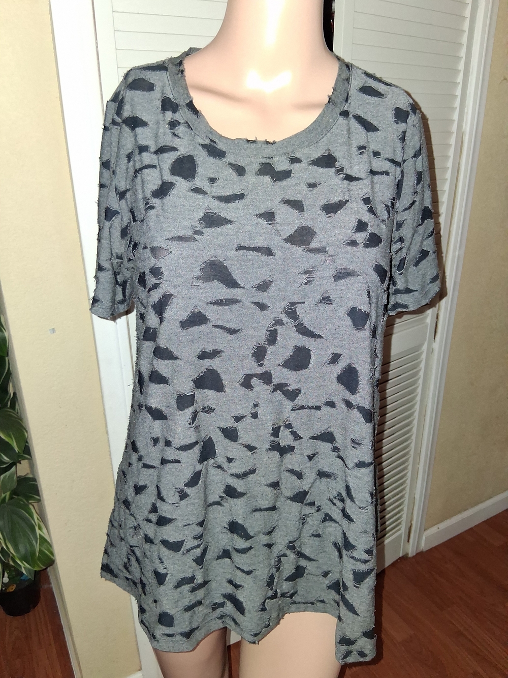 LOGO by Lori Goldstein Jacquard Distressed Short Sleeve Top - Size XS